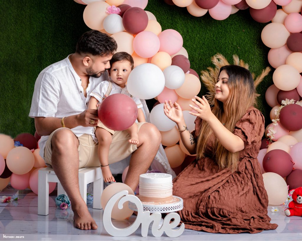 cake smash photoshoot with family