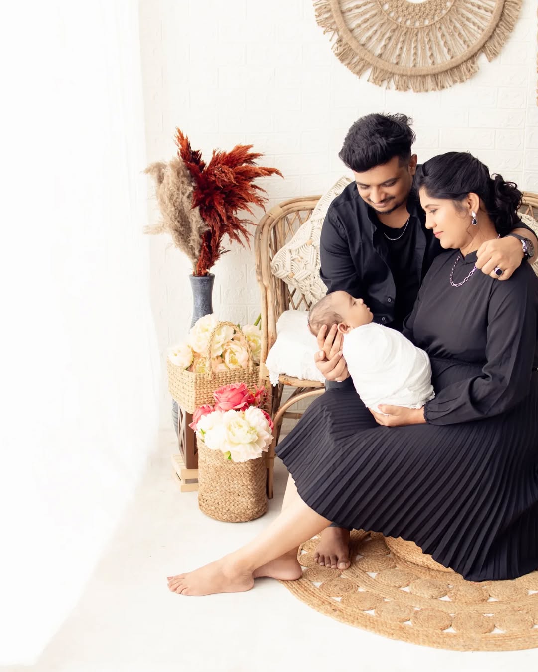 How to Plan a Baby Photoshoot with Parents: Tips and Pose Ideas