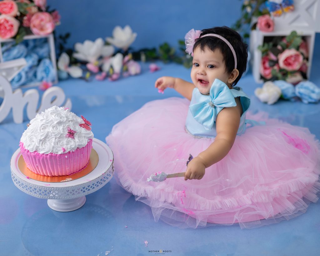 baby girl cake smash photoshoot
