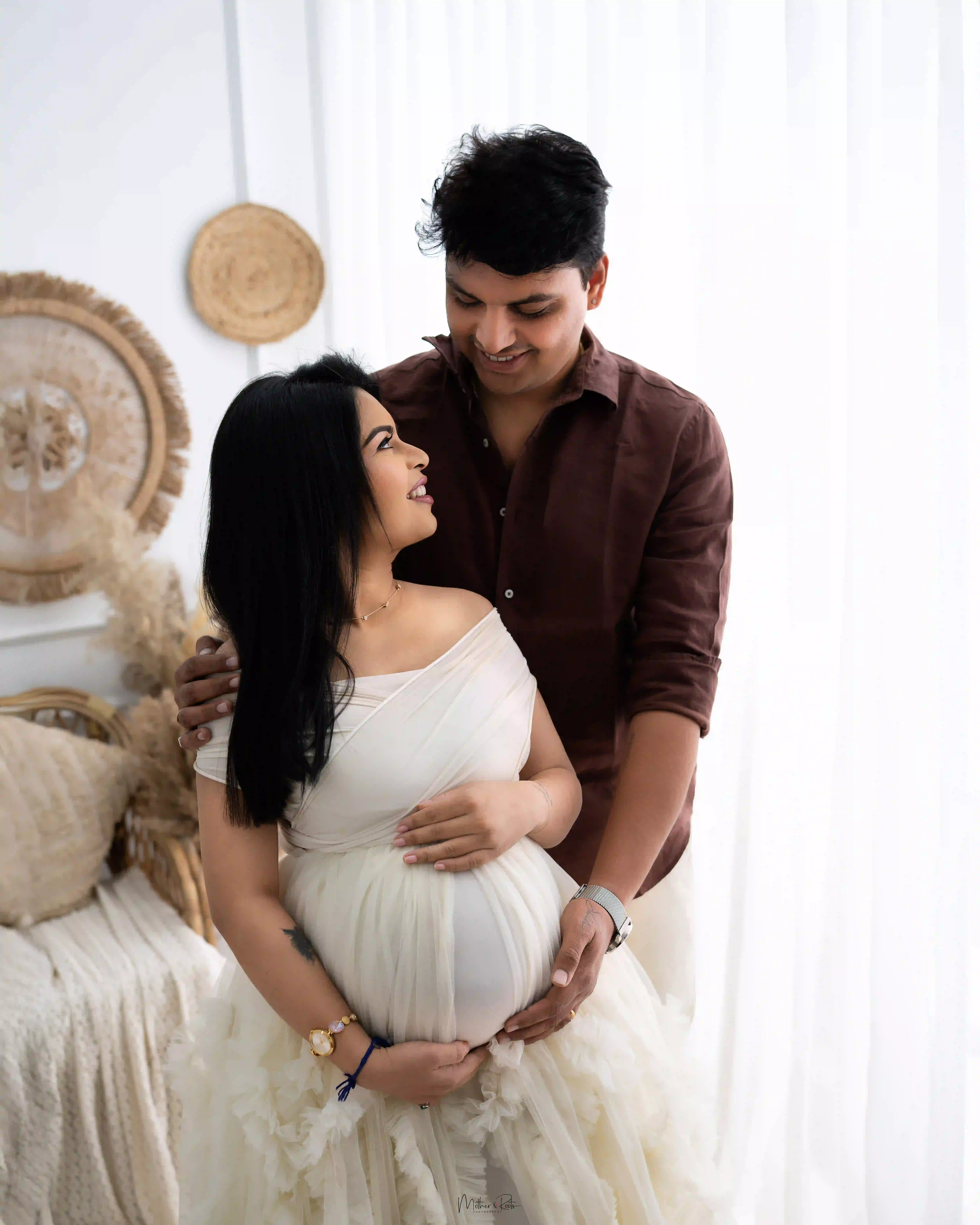 Pregnancy announcement and maternity photoshoot ideas for expecting couples capturing their journey to parenthood
